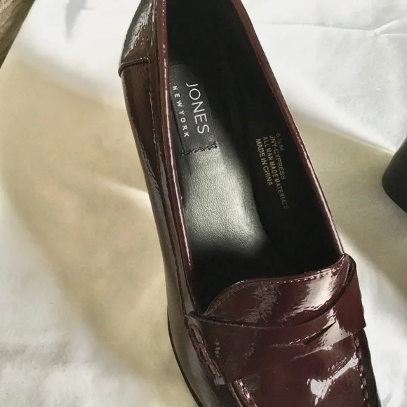 Jones of New York Women's chunky Burgundy Loafer Heels - Picture 6 of 6